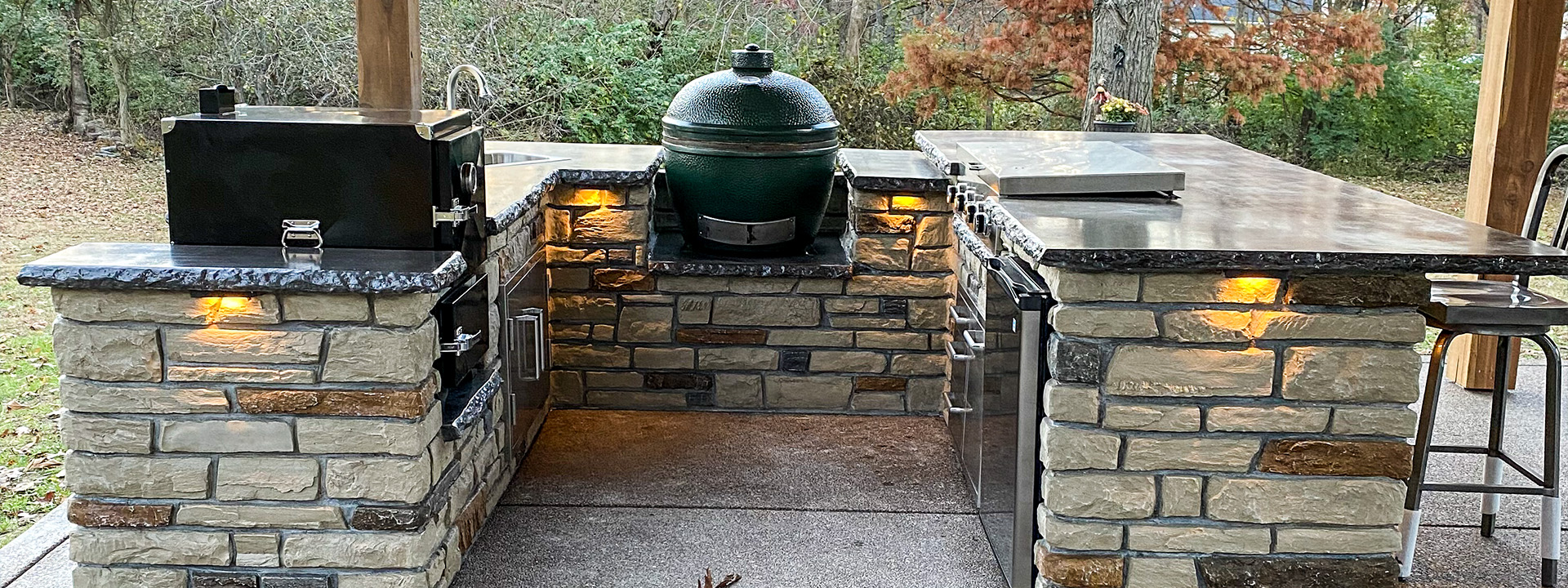 Outdoor Kitchen with Built in BBQ Grill